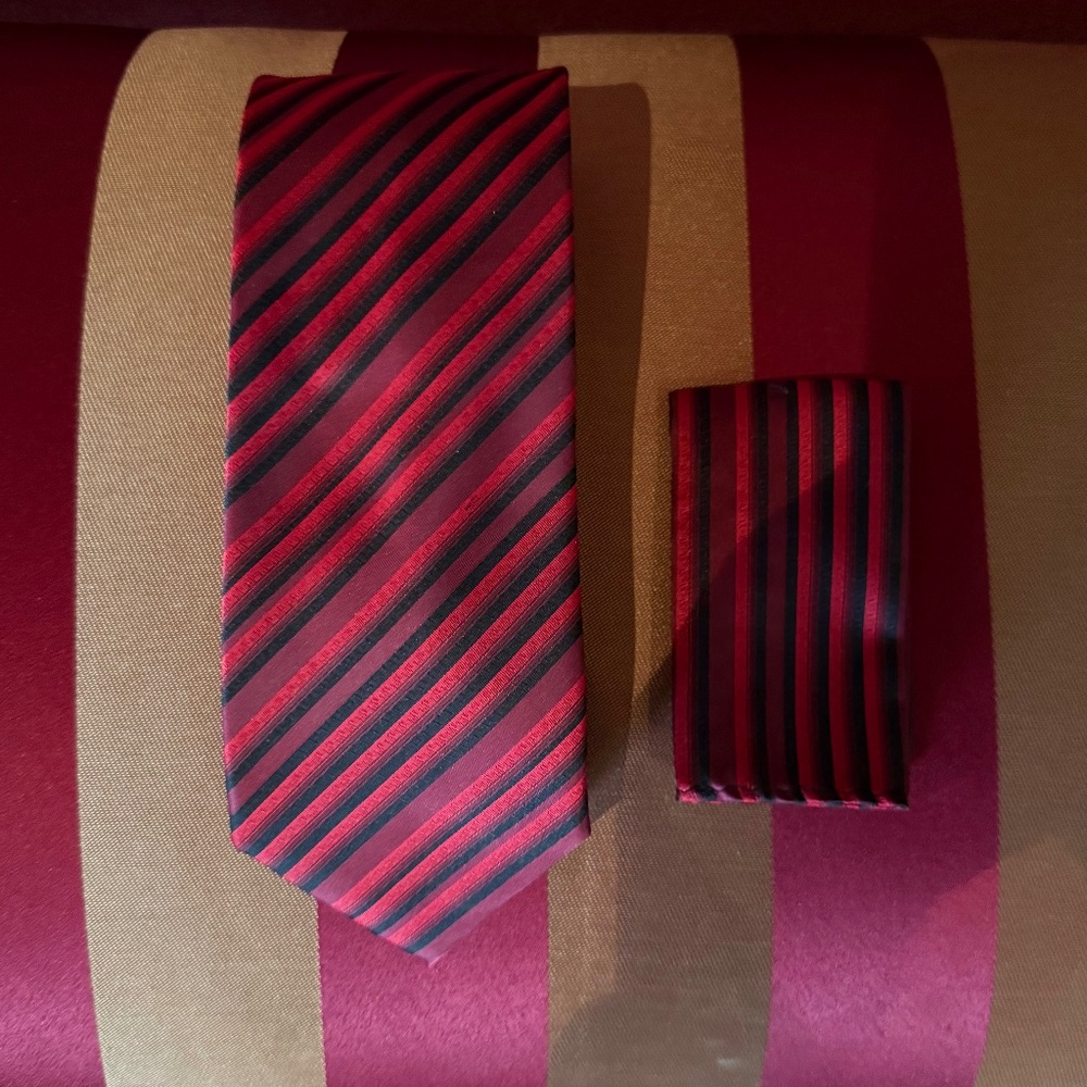 Silk neck tie and matching pocket square